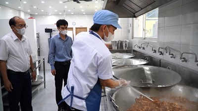 Ngăn ngừa ngộ độc thực phẩm bắt đầu từ những bếp ăn tập thể