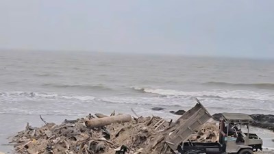 Làm rõ vụ xe công nông chở rác đổ ra biển Hải Tiến
