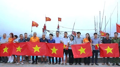 Trao hơn 2.600 lá cờ Tổ quốc cho ngư dân Thanh Hóa