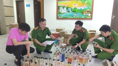 Triệt phá đường dây sản xuất nước hoa giả quy mô lớn
