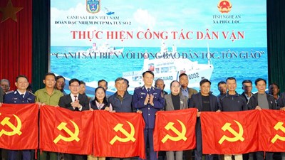 Cảnh sát biển tuyên truyền pháp luật, tặng quà tại Nghệ An