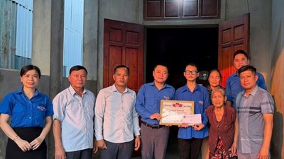 Khen thưởng nam sinh lớp 10 dũng cảm lao ra biển cứu người giữa dòng xoáy