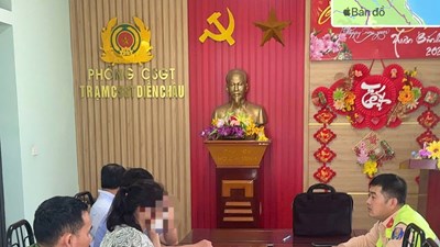 Xử phạt, tước giấy phép lái xe nữ tài xế cố vượt rào chắn đường sắt