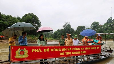 Đưa phà vào phục vụ người dân vùng cao Nghệ An bị lũ chia cắt