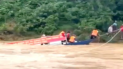 Thuyền chìm trên dòng nước lũ, nhiều người may mắn thoát nạn