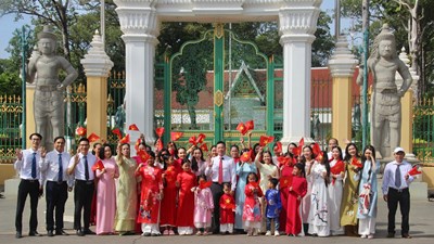 Áo dài “kể chuyện” văn hóa Việt tại cố đô Siem Reap
