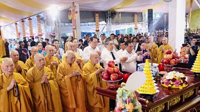 Trang nghiêm Lễ tưởng niệm, kỳ siêu liệt sĩ và đồng bào yêu nước đã hy sinh tại Công viên Lê Thị Riêng