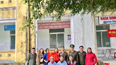 Đoàn kiều bào tổ chức chương trình “Tặng quà Tết nhân ái” tại Quảng Trị