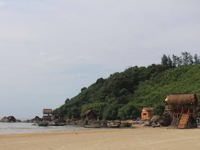 TT-Huế: Hai học sinh bị sóng cuốn mất tích khi tắm biển