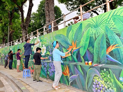 Bốn mùa hoa Hà Nội vào… tranh tường