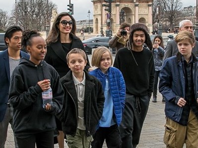 Angelina Jolie sốc khi 6 người con đều muốn sống với Brad Pitt