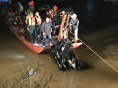 Kỹ năng thoát hiểm khi ôtô rơi chìm xuống nước