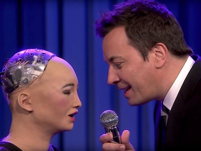Robot Sophia hát karaoke như người thật khiến cả thế giới choáng váng
