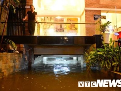 Hàng loạt tầng hầm chung cư ở TP.HCM ngập sâu phải thuê máy hút nước