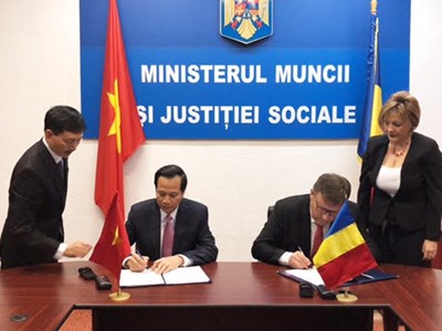 Việt Nam - Rumani ký kết hợp tác trong lĩnh vực lao động