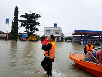 Quảng Nam: Huy động hơn 500 chiến sĩ công an giúp dân sơ tán ra khỏi vùng ngập lụt