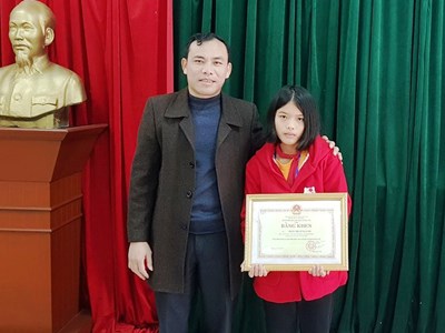 Khen thưởng nữ sinh nhặt được 30 triệu đồng tìm người trả lại