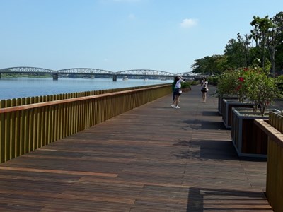 TP Huế: Đưa đường đi bộ lát sàn gỗ lim ven sông Hương đi vào hoạt động