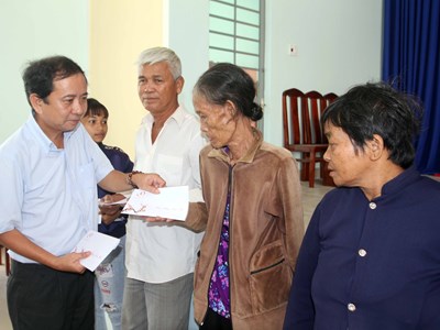 Tiếp tục mang quà Tết đến với người nghèo