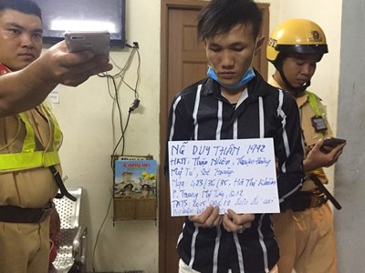 Mang roi điện đi đòi tiền bảo kê, gặp cảnh sát