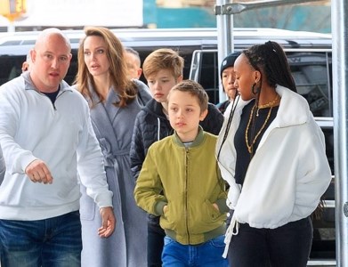 Angelina Jolie tăng cân rõ rệt, thoải mái đi dạo phố cùng các con