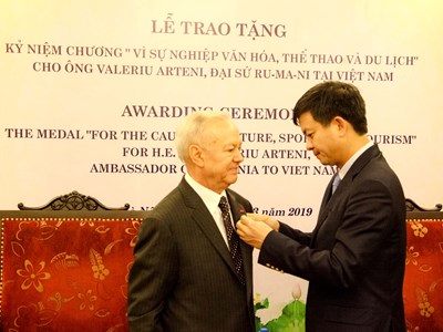 Trao Kỷ niệm chương Vì sự nghiệp VHTTDL cho Đại sứ Rumani tại Việt Nam