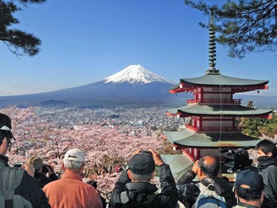 Thu phí môi trường khi leo núi Phú Sĩ