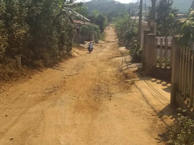 Đường dân sinh 8,5 tỉ đồng: Rầm rộ khởi công rồi... “đắp chiếu”