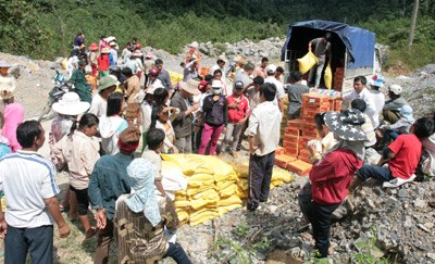 Lên với đồng bào Rục