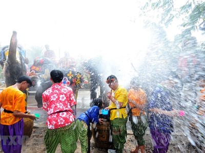 Tưng bừng với lễ hội té nước mừng Năm mới tại Thái Lan
