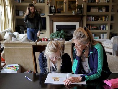 Cô gái bị Down trở thành người mẫu nhờ tình yêu của mẹ