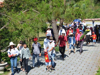 Hàng nghìn người dân thành kính viếng mộ Đại tướng Võ Nguyên Giáp