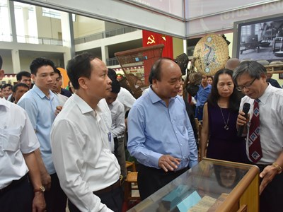 Thủ tướng tham quan Triển lãm “Thanh Hóa xưa và nay”
