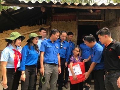 Hỗ trợ cho học sinh nghèo