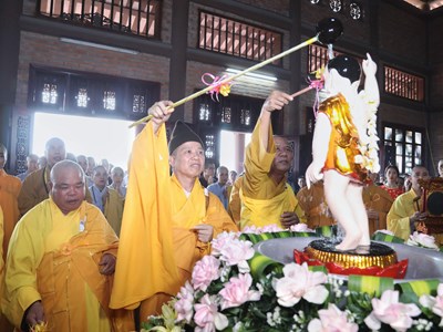 Hơn 400 xe hoa rước Phật mừng Đại lễ Vesak