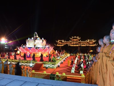 Vesak 2019:​​​​​​​ Đêm hoa đăng cầu Quốc thái dân an, hòa bình thế giới