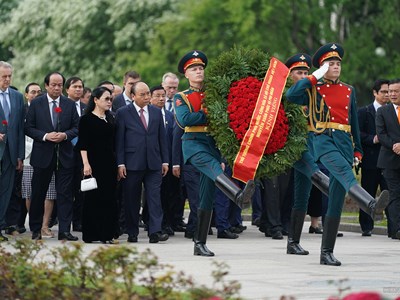 Thủ tướng thăm một số ‘địa chỉ đỏ’ tại Saint Petersburg