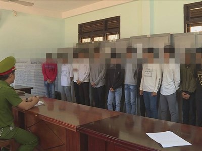 21 học sinh chém nhau kinh hoàng sau giờ học