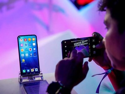 Bloomberg: Doanh số điện thoại của Huawei có thể sụt giảm tới 60%