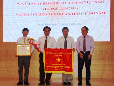 Hội Nhà Báo tỉnh Khánh Hòa nhận cờ thi đua của Thủ tướng Chính phủ