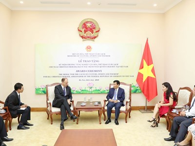 Trao tặng Kỷ niệm chương “Vì sự nghiệp Văn hóa, Thể thao và Du lịch” cho Đại sứ Đặc mệnh toàn quyền CHLB Đức tại Việt Nam