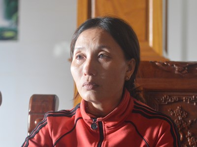 Người nhà 5 thuyền viên đỏ mắt ngóng trông về phía biển