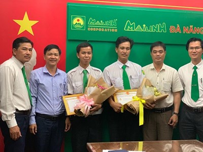 Trả lại tài sản giá trị lớn cho du khách, hai tài xế hãng taxi Mai Linh được khen thưởng