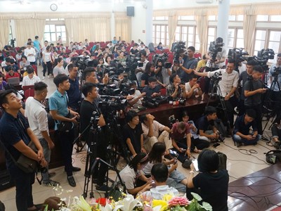 Vụ học sinh bị bỏ quên trên xe buýt dẫn đến tử vong:​​​​​​​ Họp báo ngắn, các câu hỏi đều bỏ ngỏ