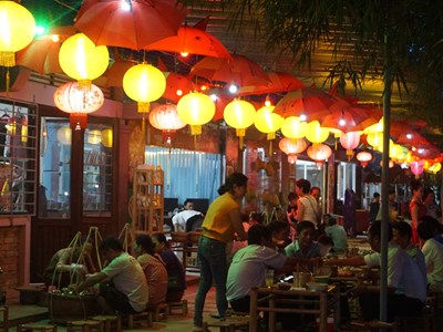 Trải nghiệm thú vị với phiên chợ đêm ở cầu ngói Thanh Toàn