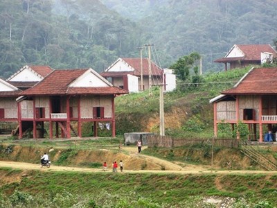 Mừng bản quê cách mạng nay đã đổi thay