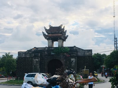 Di tích quốc gia Thành cổ Vinh... ngập rác