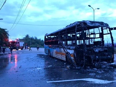 Xe khách giường nằm bốc cháy trơ khung khi đang chạy về bến