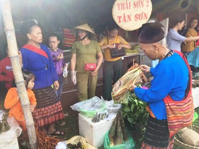 Rực rỡ sắc màu phiên chợ Mường Quạ ngày Quốc khánh 2.9