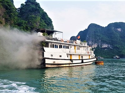 Lại cháy tàu du lịch trên vịnh Hạ Long